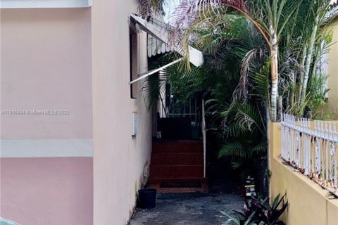 House in West Miami, Florida 3 bedrooms, 156.82 sq.m. № 2017312 - photo 2