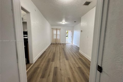House in North Miami, Florida 3 bedrooms, 90.21 sq.m. № 2030716 - photo 2