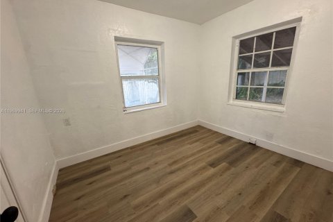 House in North Miami, Florida 3 bedrooms, 90.21 sq.m. № 2030716 - photo 9