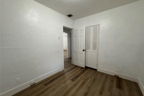 House in North Miami, Florida 3 bedrooms, 90.21 sq.m. № 2030716 - photo 8