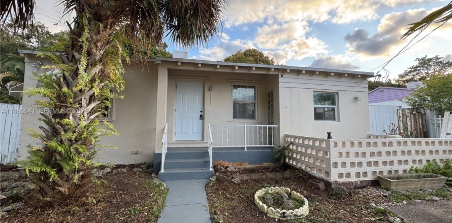 House in North Miami, Florida 3 bedrooms, 90.21 sq.m. № 2030716
