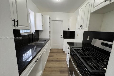 House in North Miami, Florida 3 bedrooms, 90.21 sq.m. № 2030716 - photo 4