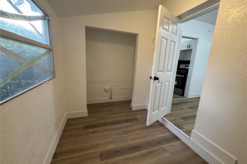 House in North Miami, Florida 3 bedrooms, 90.21 sq.m. № 2030716 - photo 10