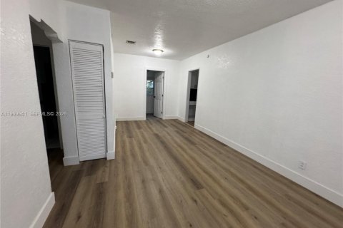 House in North Miami, Florida 3 bedrooms, 90.21 sq.m. № 2030716 - photo 3