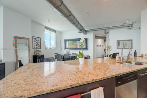 Condo in Miami, Florida, 2 bedrooms  № 1809137 - photo 12