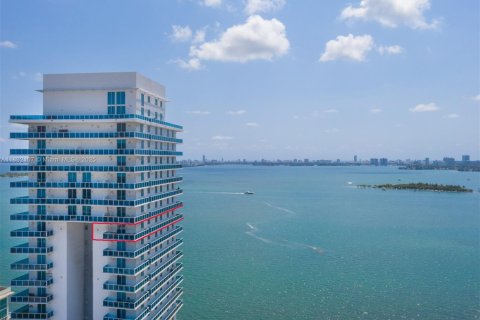 Condo in Miami, Florida, 2 bedrooms  № 1809137 - photo 1