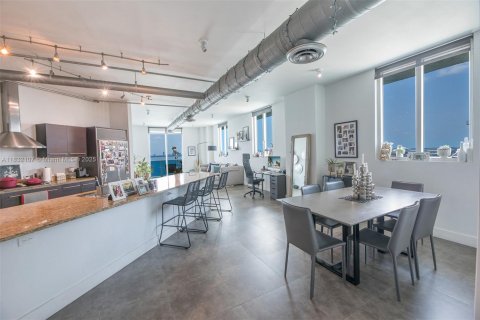 Condo in Miami, Florida, 2 bedrooms  № 1809137 - photo 5