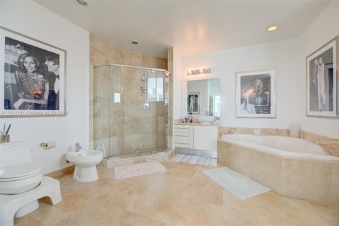 Condo in Miami, Florida, 2 bedrooms  № 1809137 - photo 19