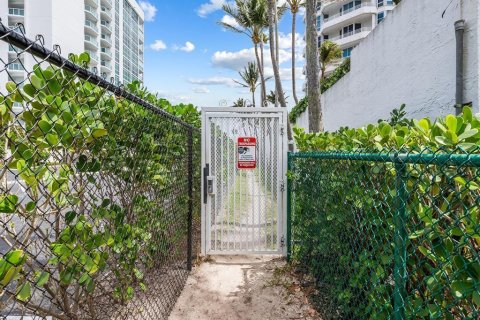 Condominio en alquiler en Lauderdale-by-the-Sea, Florida, 1 dormitorio, 69.68 m2 № 2250616 - foto 4