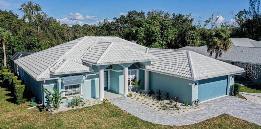 House in Englewood, Florida 3 bedrooms, 210.8 sq.m. № 2391409