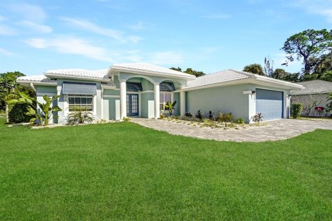 House in Englewood, Florida 3 bedrooms, 210.8 sq.m. № 2391409 - photo 2