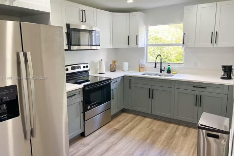 Снять в аренду виллу или дом в Майами, Флорида 3 спальни, 137.03м2, № 1965327 - фото 3