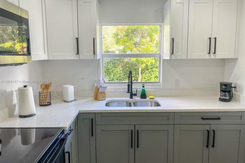 Снять в аренду виллу или дом в Майами, Флорида 3 спальни, 137.03м2, № 1965327 - фото 4