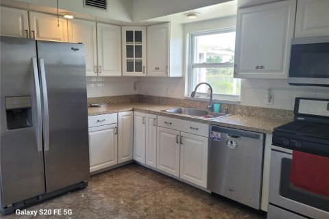 House in Saint Petersburg, Florida 3 bedrooms, 154.59 sq.m. № 1916698 - photo 18