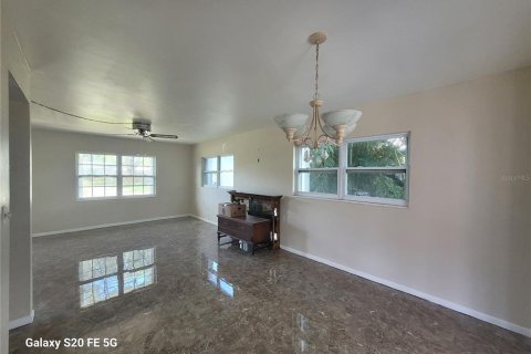 House in Saint Petersburg, Florida 3 bedrooms, 154.59 sq.m. № 1916698 - photo 4