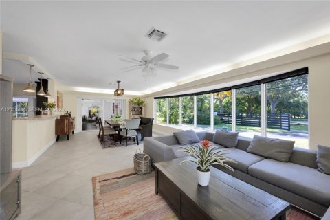 House in Pinecrest, Florida 4 bedrooms, 214.33 sq.m. № 2189418 - photo 4