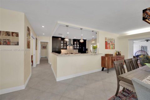 House in Pinecrest, Florida 4 bedrooms, 214.33 sq.m. № 2189418 - photo 7