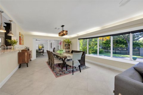 House in Pinecrest, Florida 4 bedrooms, 214.33 sq.m. № 2189418 - photo 6