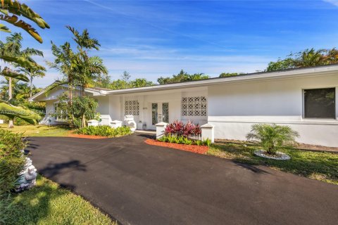 House in Pinecrest, Florida 4 bedrooms, 214.33 sq.m. № 2189418 - photo 3