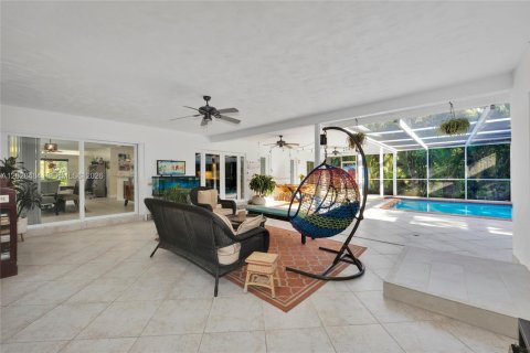 House in Pinecrest, Florida 4 bedrooms, 214.33 sq.m. № 2189418