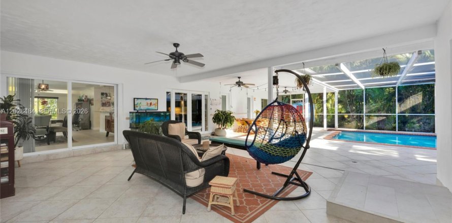 House in Pinecrest, Florida 4 bedrooms, 214.33 sq.m. № 2189418