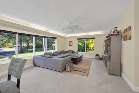 House in Pinecrest, Florida 4 bedrooms, 214.33 sq.m. № 2189418 - photo 5