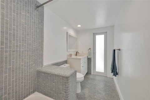 House in Pinecrest, Florida 4 bedrooms, 214.33 sq.m. № 2189418 - photo 16