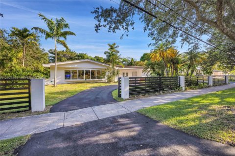House in Pinecrest, Florida 4 bedrooms, 214.33 sq.m. № 2189418 - photo 2