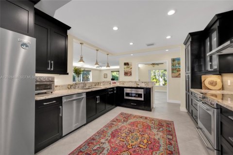 House in Pinecrest, Florida 4 bedrooms, 214.33 sq.m. № 2189418 - photo 9