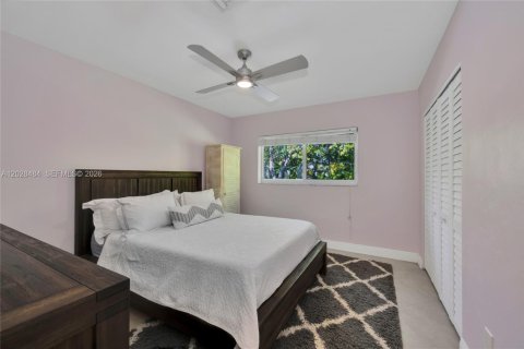 House in Pinecrest, Florida 4 bedrooms, 214.33 sq.m. № 2189418 - photo 13