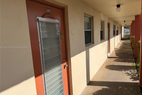 Condo in Sunrise, Florida, 2 bedrooms  № 2003261 - photo 17