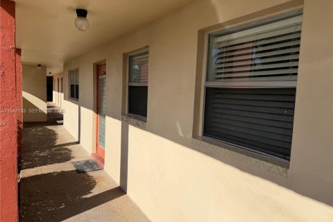 Condo in Sunrise, Florida, 2 bedrooms  № 2003261 - photo 16