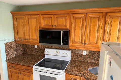 Condo in Sunrise, Florida, 2 bedrooms  № 2003261 - photo 2