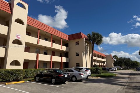 Condo in Sunrise, Florida, 2 bedrooms  № 2003261 - photo 15