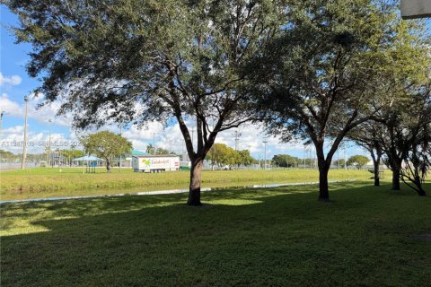 Condo in Sunrise, Florida, 2 bedrooms  № 2003261 - photo 11