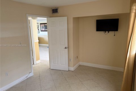 Condo in Sunrise, Florida, 2 bedrooms  № 2003261 - photo 8