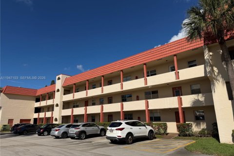 Condo in Sunrise, Florida, 2 bedrooms  № 2003261 - photo 14