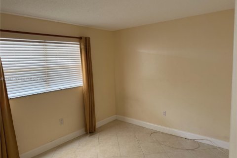 Condo in Sunrise, Florida, 2 bedrooms  № 2003261 - photo 5
