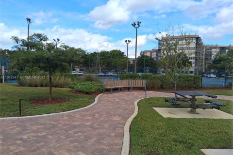 Снять в аренду кондоминиум в Пемброк-Пайнс, Флорида 2 спальни, 104.05м2, № 1990630 - фото 16