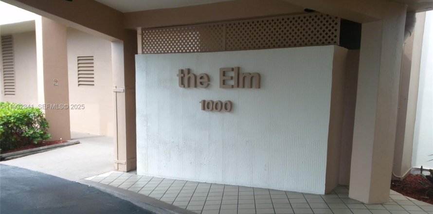 Кондоминиум с 2 спальнями в Пемброк-Пайнс, Флорида № 1990630