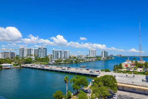 Condominio en venta en North Bay Village, Florida, 2 dormitorios, 106.74 m2 № 1860934 - foto 11