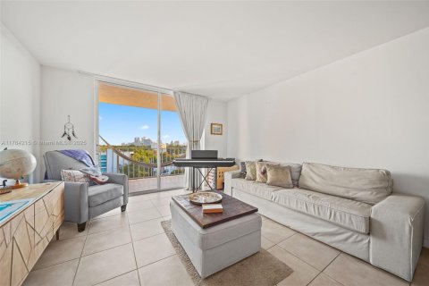 Condo in Miami, Florida, 1 bedroom  № 1692835 - photo 7