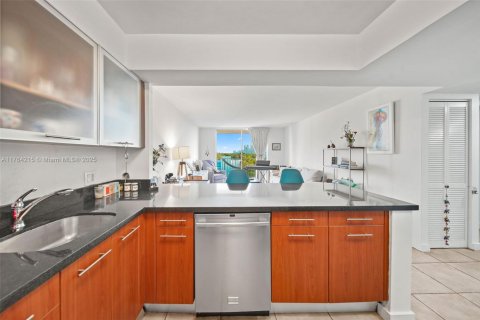 Condo in Miami, Florida, 1 bedroom  № 1692835 - photo 14