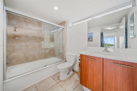 Condo in Miami, Florida, 1 bedroom  № 1692835 - photo 21