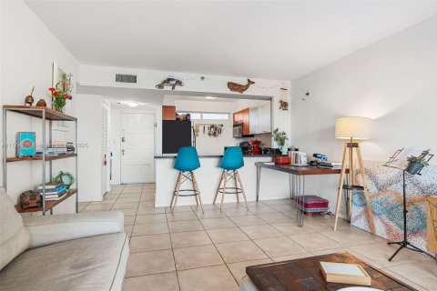 Condo in Miami, Florida, 1 bedroom  № 1692835 - photo 6