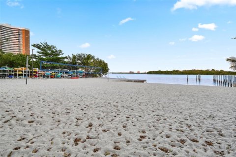 Condo in Miami, Florida, 1 bedroom  № 1692835 - photo 3
