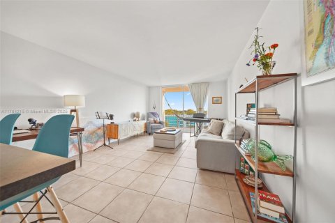 Condo in Miami, Florida, 1 bedroom  № 1692835 - photo 8