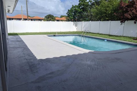 Villa ou maison à louer à Boca Raton, Floride: 4 chambres, 163.69 m2 № 1216071 - photo 1