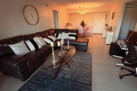 Condo in Pembroke Pines, Florida, 2 bedrooms  № 2079480 - photo 7