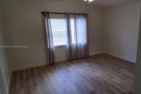 House in Sunrise, Florida 3 bedrooms, 128.39 sq.m. № 2077358 - photo 9